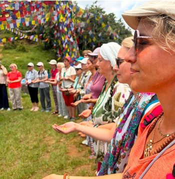 Latvijas ceļotāji, kuri uz Nepālu un Tibetu devās Viktorijas Darakovas un "Yantra.lv" organizētā braucienā, dalījās ar iespaidiem arī sociālajos tīklos. Šis attēls publicēts grupas dalībnieka Raimonda Kļaviņa feisbuka kontā 13. augustā.