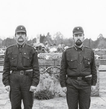 Zemessargu zvērests. No labās 54. Ogres Zemessardzes bataljona komandieris J. Hartmanis. Rīga, Brāļu kapi, 1991. gada 11. novembris. Zemessargu zvērests. No labās 54. Ogres Zemessardzes bataljona komandieris J. Hartmanis. Rīga, Brāļu kapi, 1991. gada 11. novembris.