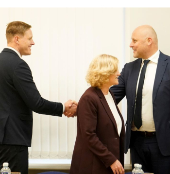 Iekšlietu ministrs Jānis Dombrava, izglītības un zinātnes ministre Ilze Indriksone un ministru prezidents Andris Kulbergs.