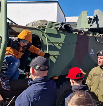 Nacionālo bruņoto spēku bruņutransportieris "Patria 6x6" XA-300 izstādē "Auto 2026" Ķīpsalā. Ražots Latvijā, Valmierā.

