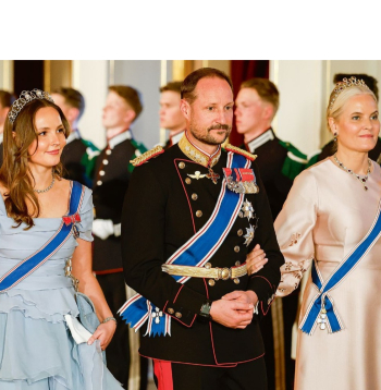 Norvēģijas karalis Hokons VIII, karaliene Mete Mārita (no labās) un kroņprincese Ingrida Aleksandra, kas tagad kļuvusi par troņmantnieci. 