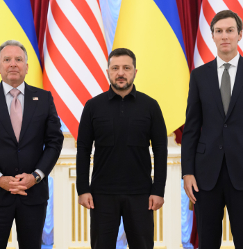 Ukrainas prezidents Volodimirs Zelenskis tiekas ar ASV īpašajiem sūtņiem Stīvu Vitkofu un Džaredu Kušneru Kijivā, Ukrainā, 2026. gada 6. septembrī. ASV pārstāvji Ukrainas galvaspilsētā ieradās dienu pēc sarunām ar Krievijas diktatoru Vladimiru Putinu Maskavā.