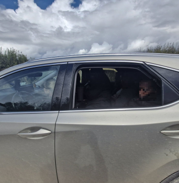 "Lexus" automašīna, kurā konstatēti nelegālie robežšķērsotāji.
