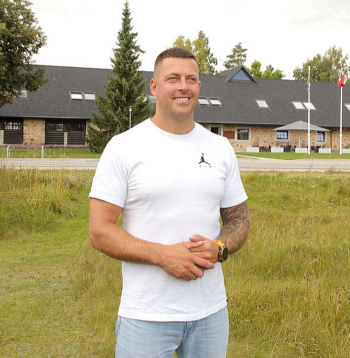 "Kad viss būs pabeigts, šeit vienuviet būs viss kvalitatīvai atpūtai nepieciešamais – restorāns, viesnīca, SPA centrs, sporta komplekss un zivaudzētava ar dīķi foreļu makšķerēšnai," ir gandarīts enerģētikas nozares kompānijas "BT Power" un tās meitas uzņēmuma "Smeceres muižas krogs" īpašnieks Toms Bergs.