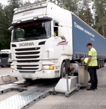 CSDD reidos pārbauda smagās automašīnas.