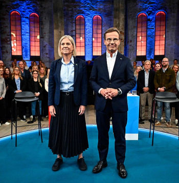 Zviedrijas premjerministrs Ulfs Kristersons un opozīcijā esošo sociāldemokrātu vadītāja Magdalēna Andersone trešdien pirms televīzijas debatēm. Sagaidāms, ka viens no šiem politiķiem vadīs nākamo Zviedrijas valdību.