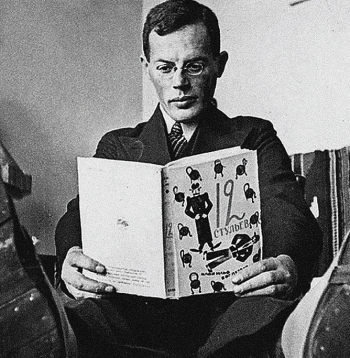 Padomju rakstnieks un satiriķis Iļja Ilfs (īstajā vārdā Iehiels-Leibs Fainzilbergs), 1930. gada fotografijā, lasot paša līdzautorībā sarakstīto romānu "Divpadsmit krēsli". Iļja Ilfs šo pasaulslaveno satīrisko darbu sarakstīja kopā ar savu ilggadējo līdzautoru Jevgeņiju Petrovu.