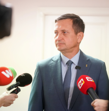 Zaļo un zemnieku savienības valdes priekšsēdētājs, Saeimas deputāts Armands Krauze pēc valdes tikšanās sniedz medijiem skaidrojumu par Reiņa Uzulnieka atsaukšanu no labklājības ministra amata par braukšanu pie stūres stiprā reibumā.