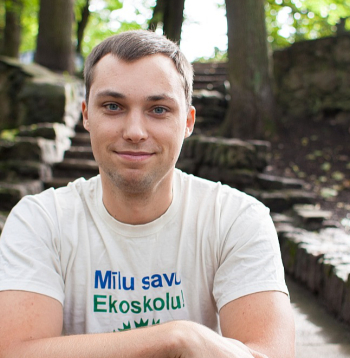 Vides izglītības fonda Ekoskolu programmas vadītājs Daniels Trukšāns: "Arvien biežāk skolēni pāriet no īstermiņa akcijām uz ilgtermiņa pārmaiņām savā skolā un kopienā, kas ir viens no būtiskākajiem Ekoskolu pieejas ieguvumiem."