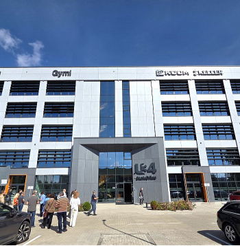 Biroju un noliktavu kompleksa "Stock office U-34" B korpuss ir sešstāvu biroju ēka ar komercplatībām pirmajā stāvā. Nomas biroju telpas atrodas 2.–5. stāvā un tehniskās telpas – jumta stāvā. Otrā stāva nomniekiem pieejama terase virs pirmā stāva komercplatībām. Ēkās ieviesti dažādi energoefektivitātes risinājumi.