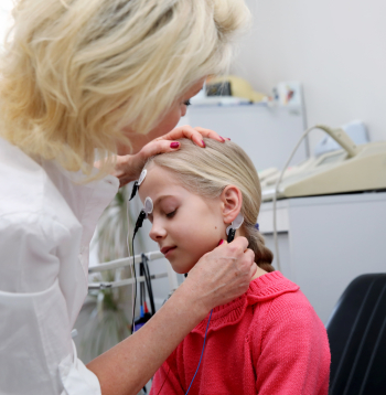 Latvijas Bērnu dzirdes centra vadītāja Sandra Kušķe un veselības centra "Biķernieki" paciente izmēģina jauniegūto dzirdes diagnostikas iekārtu Latvijas Bērnu dzirdes centra veselības centrā "Biķernieki". Latvijas Bērnu dzirdes centra vadītāja Sandra Kušķe un veselības centra "Biķernieki" paciente izmēģina jauniegūto dzirdes diagnostikas iekārtu Latvijas Bērnu dzirdes centra veselības centrā "Biķernieki".