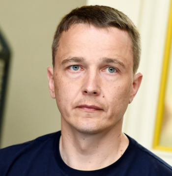 Latvijas Neiroķirurgu biedrības valdes priekšsēdētājs, Rīgas Austrumu klīniskās universitātes slimnīcas neiroķirurgs eksperts, Rīgas Stradiņa universitātes asociētais profesors Kaspars Auslands.