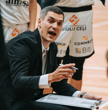 Dāvis Čoders pirmo reizi sezonu sāk galvenā trenera amatā lielajā basketbolā, un viņam tas gods stūrēt čempiones "Valmieras Glass VIA" kuģi. Dāvis Čoders pirmo reizi sezonu sāk galvenā trenera amatā lielajā basketbolā, un viņam tas gods stūrēt čempiones "Valmieras Glass VIA" kuģi.