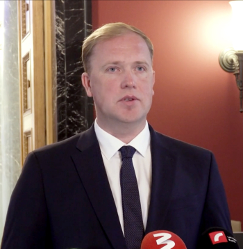 Viktors Valainis, ekonomikas ministrs (Zaļo un zemnieku savienība). Viktors Valainis, ekonomikas ministrs (Zaļo un zemnieku savienība).