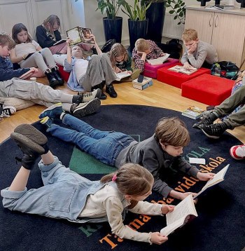 Tālmācības vidusskolas "Rīgas Komercskola" 1.-4.klašu audzēkņi šā gada aprīlī piedalās grāmatu lasīšanas pasākumā "Lasītprieks, sēžot uz lasāmspilvena", kur katram bija iespēja pārējos skolas biedrus un skolotājas iepazīstināt ar savu iecienītāko grāmatu.
