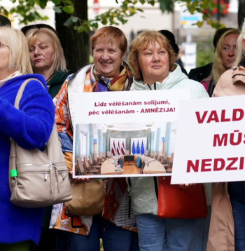 Piketa dalībnieki turēja plakātus ar uzrakstiem "Valdība mūs nedzird", "Ģimenes ārstiem atbalstu, pacientiem veselību", "Reģioni nav otrā šķira, veselību visiem" un "Līdz vēlēšanām solījumi, pēc vēlēšanām – amnēzija". Protestētāji skandēja arī saukļus "Veselība bez naudas, pacients bez pulsa" un "Nodaļa slēgta, līnija – taisna".