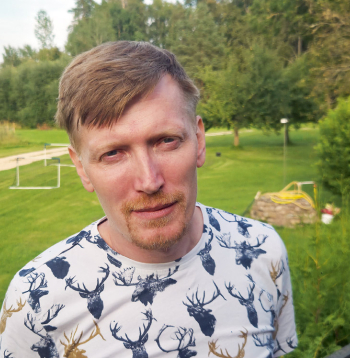 Jānis Liepiņš mednieku kluba "Kalnāji" stūri pārņēmis no sava tēva. Jānis Liepiņš mednieku kluba "Kalnāji" stūri pārņēmis no sava tēva.