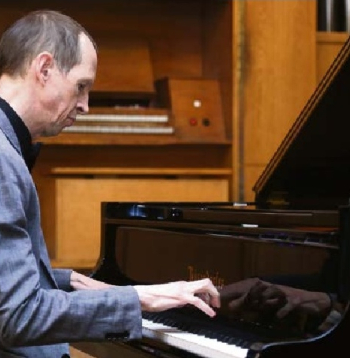 Juris Žvikovs, kurš Latvijā pazīstams kā teju vienīgais Džona Keidža instrumentālo darbu interprets un kura repertuārs sniedzas līdz pat Gundegas Šmites un Dimitra Maronida jaundarbiem, sevi neierobežo ne ar kādām dogmām. 