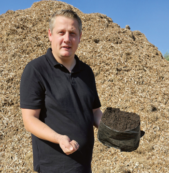 Lazdonas pagasta SIA "Salix Eco" saimnieks Reinis Silups ātraudzīgo kārklu pievienotās vērtības produktu ražošanā Latvijā ticis vistālāk. Viņa izveidoto kārklu kompostu – kūdras aizvietotāju pērk arī Dānijā. Uzņēmums arī piedāvā no kārkliem gatavotu pakaišu biosubstrātu un mulču.