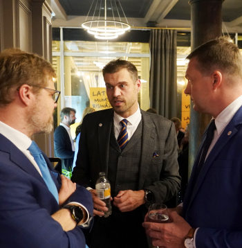 Partiju apvienības "Apvienotais saraksts" pārstāvis Aivis Ceriņš gaidot 15. Saeimas vēlēšanu rezultātus.