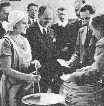Finanšu ministrs L. Ēķis (vidū) "Lignuma" finiera fabrikā 1936. gadā. Finanšu ministrs L. Ēķis (vidū) "Lignuma" finiera fabrikā 1936. gadā.