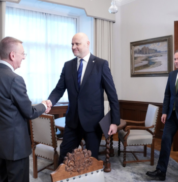 Valsts prezidents Edgars Rinkēvičs (no kreisās), partiju apvienības "Apvienotais saraksts" pārstāvji - Ministru prezidents Andris Kulbergs, viedās administrācijas un reģionālās attīstības ministrs Edgars Tavars un tieslietu ministrs Edvards Smiltēns tikšanās laikā Rīgas pilī.