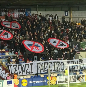 Latvijas futbola izlases fani aicināja piedalīties Saeimas vēlēšanās un izdarīt pareizo izvēli, ar četriem simboliem norādot virzienu – nebalsot par prokremliskiem spēkiem, komunistiem un kreiso ideju virzītājiem. Kreisajā pusē attēlotais ir antifa simbols, kas Eiropā izplatīts arī futbola ultru vidū, tas nozīmē iestāšanos pret galēji labējām un neonacistiskām idejām. Plakāti tribīnēs bija redzami vairāk nekā piecas minūtes un sociālajos tīklos ieguva gana lielu popularitāti. Latvijas futbola izlases fani aicināja piedalīties Saeimas vēlēšanās un izdarīt pareizo izvēli, ar četriem simboliem norādot virzienu – nebalsot par prokremliskiem spēkiem, komunistiem un kreiso ideju virzītājiem. Kreisajā pusē attēlotais ir antifa simbols, kas Eiropā izplatīts arī futbola ultru vidū, tas nozīmē iestāšanos pret galēji labējām un neonacistiskām idejām. Plakāti tribīnēs bija redzami vairāk nekā piecas minūtes un sociālajos tīklos ieguva gana lielu popularitāti.