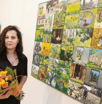 Ceturtā Ģederta Eliasa balvas ieguvēja Kristīne Guršpone pie sava darba "Dzīvot". 2026, audekls, eļļa, 123 x 123 cm. 