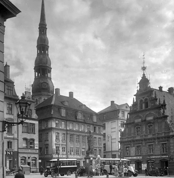 Rīgas Rātslaukums ar Pēterbaznīcu 20. gs. 30. gados.