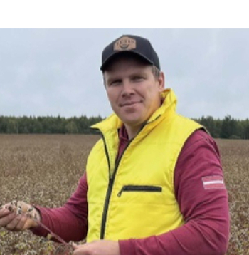 Kaspars Baltacis: "Griķi šajā sezonā ir labi auguši, tomēr tie pēc salnas vēl jānovāc. Šim kultūraugam ir ļoti svarīga vieta augu maiņā, jo cita starpā tie arī no augsnes paceļ un padara pieejamas barības vielas, ierobežo nezāles, pārvērš citiem augiem grūti pieejamus augsnes ķīmiskos savienojumus viegli uzņemamos elementos."