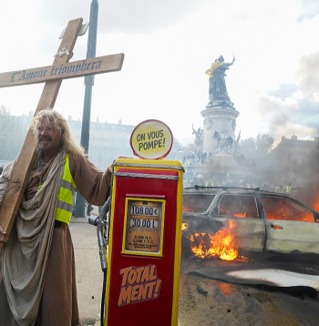 Parīzē Republikas laukumā 17. oktobrī notika protesti, kuru galvenais sauklis bija pret dzīves dārdzību un augošajām degvielas cenām. Kāds demonstrants, tērpies kā Jēzus Kristus, tur krustu ar uzrakstu "Mīlestība triumfēs" un imitētu degvielas sūkni ar saukli "Mēs jūs izsūknējam!".