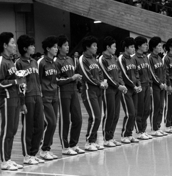Japānas volejbola izlases spēlētājas 1964. gada olimpiādē. Par Austrumu raganām dēvētā komanda tolaik bija dominējošs spēks savā sporta veidā.