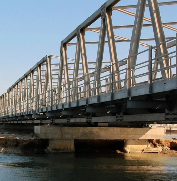 "Latvijas valsts ceļi" ir noslēguši līgumu ar Austrijas uzņēmumu "Waagner-Biro Bridge Systems" par jaunu saliekamo tiltu laidumu konstrukciju piegādi. Attēlā viens no šī uzņēmuma ražoto tiltu paraugiem – moduļu tipa tērauda tilts Senegālā, kas uzstādīts 2014. gadā. Tilts esot uzbūvēts četru mēnešu laikā, sastāv no trim laidumiem, katrs 45 metrus garš. "Latvijas valsts ceļi" ir noslēguši līgumu ar Austrijas uzņēmumu "Waagner-Biro Bridge Systems" par jaunu saliekamo tiltu laidumu konstrukciju piegādi. Attēlā viens no šī uzņēmuma ražoto tiltu paraugiem – moduļu tipa tērauda tilts Senegālā, kas uzstādīts 2014. gadā. Tilts esot uzbūvēts četru mēnešu laikā, sastāv no trim laidumiem, katrs 45 metrus garš.