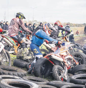 Liepājā notikušajās enduro sacensībās dalībniekiem nācās pārvarēt dažādus šķēršļus, diemžēl arī veselībai bīstamus. Liepājā notikušajās enduro sacensībās dalībniekiem nācās pārvarēt dažādus šķēršļus, diemžēl arī veselībai bīstamus.