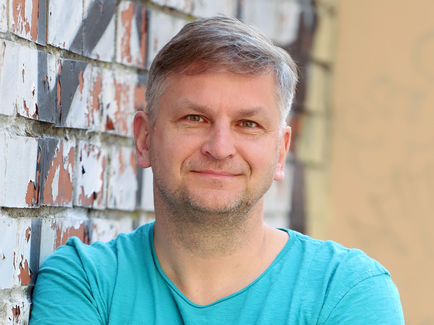 Viens no Dziesmu un deju svētku virsdiriģentiem un kora "Balsis" mākslinieciskais vadītājs Ints Teterovskis.