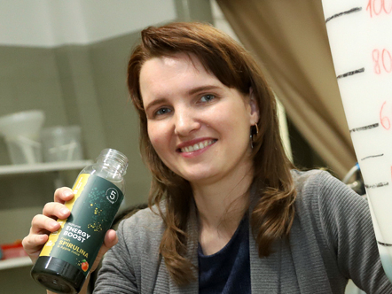 Agnese Stunda-Zujeva ieguvusi doktora grādu ķīmijas tehnoloģijā un izgudrojusi, kā Latvijas apstākļos audzēt superēdienu spirulīnu.