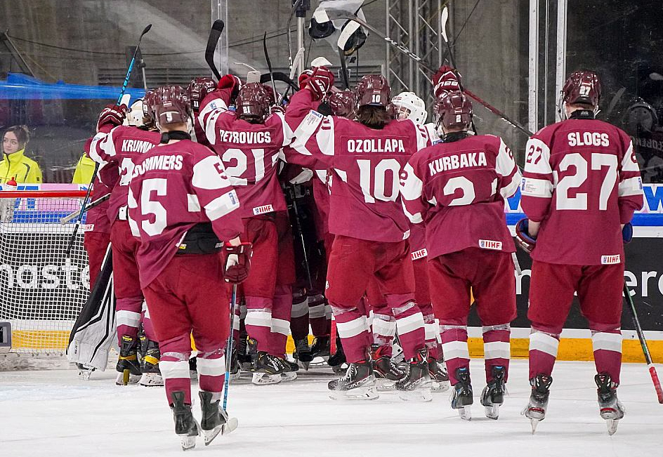 Latvijas U-18 hokeja izlases spēlētāji priecājas par iekļūšanu pasaules čempionāta ceturtdaļfinālā un vietas saglabāšanu elites divīzijā.