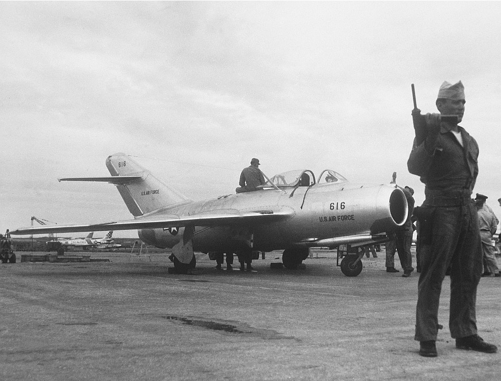 Amerikāņu iegūtais "MiG-15" bāzē Okinavā.