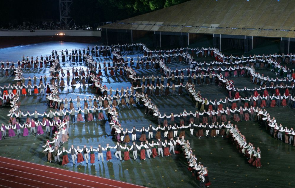 Deju svētki Daugavas stadionā.