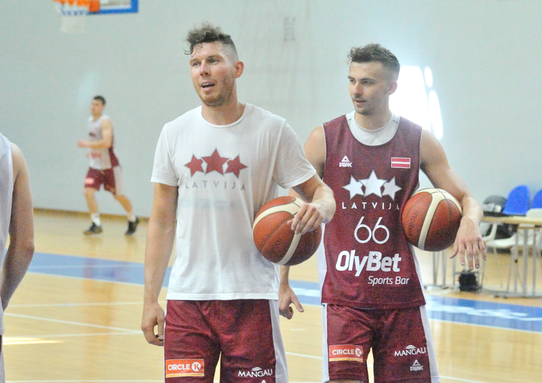 Latvijas vīriešu basketbola valstsvienība. Dairis Bertāns un Kristers Zoriks.