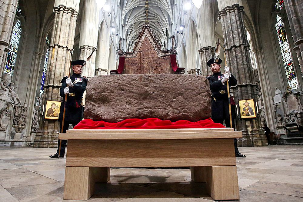 Karaliskā apsardze pie Likteņa akmens Vestminsteras abatijā, kur notiks Čārlza III kronēšanas ceremonija.