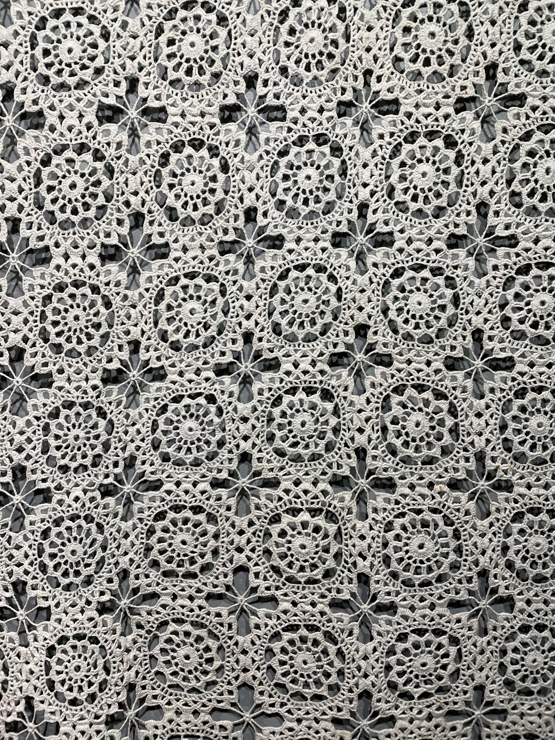 Inetas Krastiņas un Līgas Rimšēvicas foto no tamborējumu izstādes.