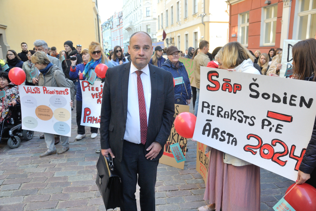 Mediķu protests pie Saeimas.