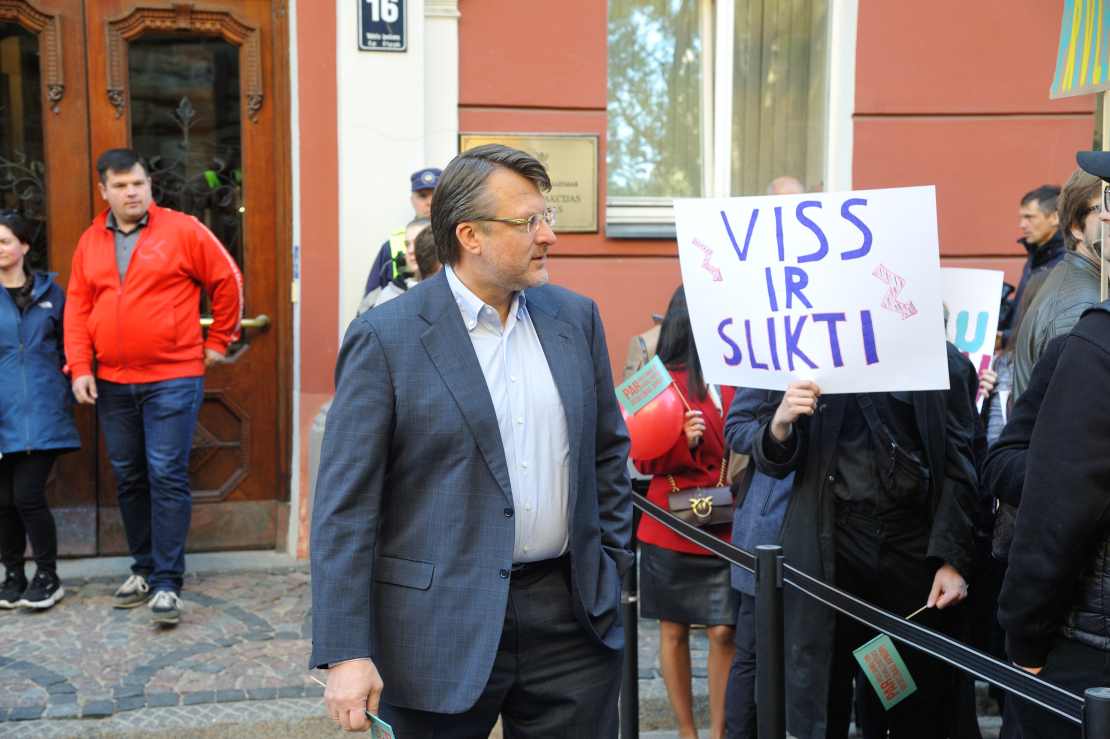 Mediķu protests pie Saeimas.