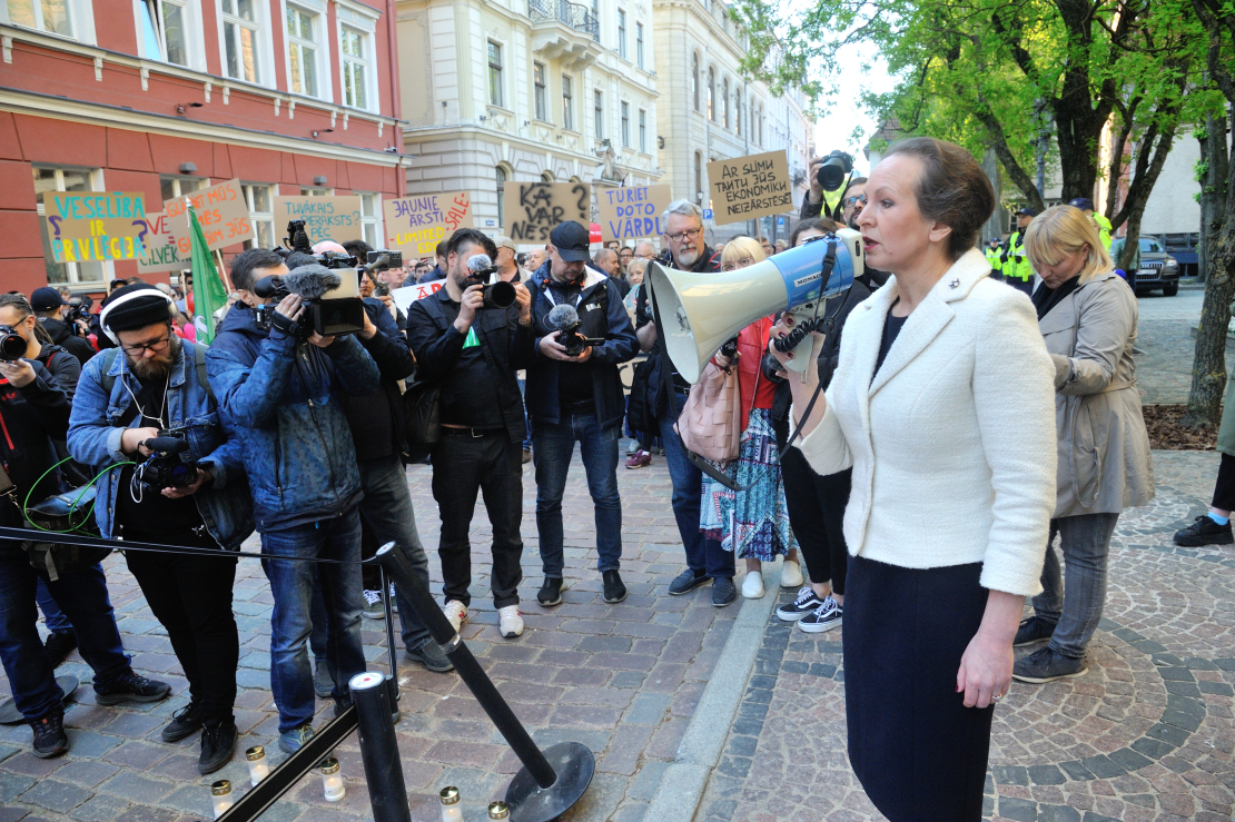Mediķu protests pie Saeimas.
