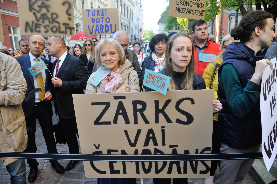 Mediķu protests pie Saeimas.