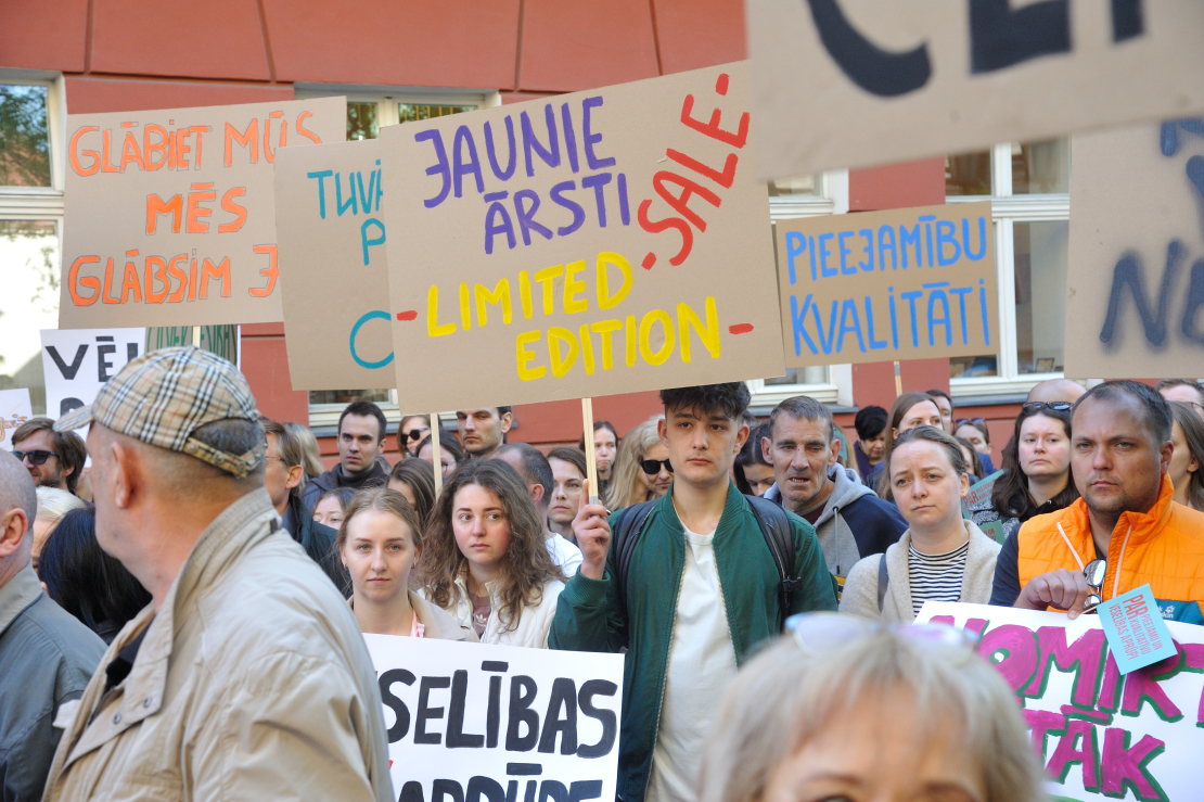 Mediķu protests pie Saeimas.