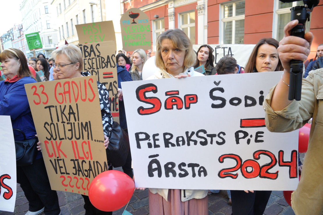 Mediķu protests pie Saeimas.