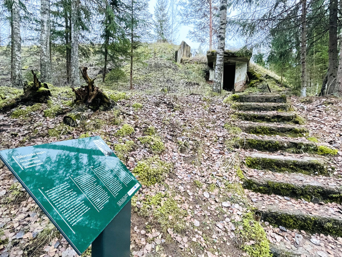 Padomju armijas raķešu bāze Zeltiņos. Sakarnieku angārs.