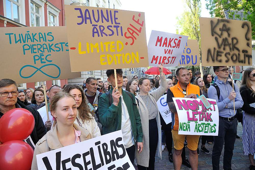 Protesta akcijā piedalījās gan jaunie, gan jau pieredzējušie mediķi.